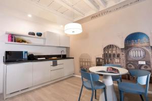 a kitchen and dining room with a table and chairs at Residenza SubitoSanto - Appartamento 5A "Obizzi" in Padova