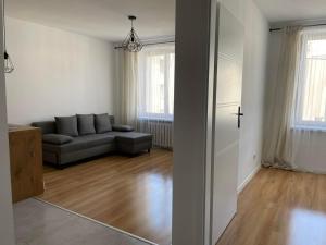 salon z kanapą i lustrem w obiekcie 3K Ochotnicza 9 w mieście Lublin