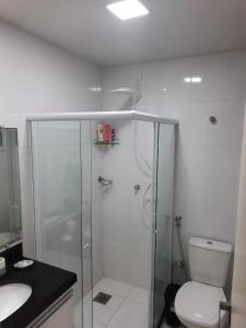 La salle de bains est pourvue d'une douche, de toilettes et d'un lavabo. dans l'établissement Praia do Morro - Guarapari - Ap 1004 Razões, à Guarapari