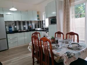 uma cozinha com mesa e cadeiras e uma cozinha com mesa e espreguiçadeira em Montagu Apartment em Flic-en-Flac