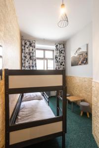 Łóżko piętrowe w pokoju z oknem w obiekcie Kościuszki Street Hostel we Wrocławiu