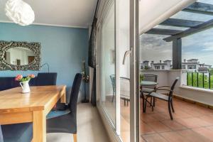 uma sala de jantar com uma mesa e uma varanda em Soleado Apartamento en Segunda Planta con Vistas a la Piscina en La Torre Golf - AE1422 em Torre-Pacheco