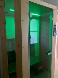 une porte en verre vert dans une chambre avec une étagère dans l'établissement Huge and Calm Apartment in Central Garmisch, à Garmisch-Partenkirchen