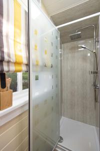 uma casa de banho com um chuveiro e uma porta de vidro em Elsie's Retreat em Durham
