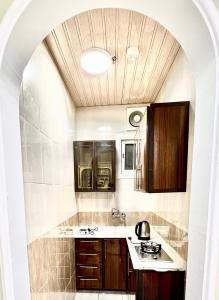 Η κουζίνα ή μικρή κουζίνα στο Anfal Taiba Serviced Apartments