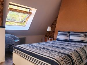 1 dormitorio con cama y ventana en Gîte Le Valet, T2 classé 3 étoiles, entre Rennes et Saint-Malo, en La Chapelle-aux-Filzméens