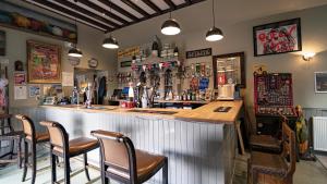 un bar in un ristorante con sedie e bancone di Caravan Rabbit House No 81 at Three Lochs Holiday Park a Newton Stewart