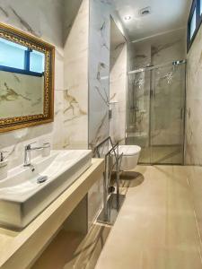 塞維利亞的住宿－SUITES SAN ESTEBAN 16 Real，一间带水槽和淋浴的浴室