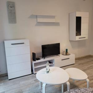 TV a/nebo společenská místnost v ubytování Apartament Tuwima