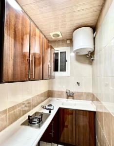 Η κουζίνα ή μικρή κουζίνα στο Anfal Taiba Serviced Apartments
