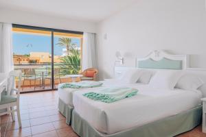 Postel nebo postele na pokoji v ubytování Iberostar Waves Playa Gaviotas All Inclusive