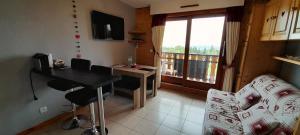 Le repos du choucas في تولو: غرفة صغيرة مع مكتب وشرفة