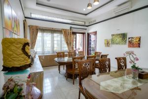 una sala da pranzo con tavolo e sedie di RedDoorz @ Avros Guest House Medan a Medan