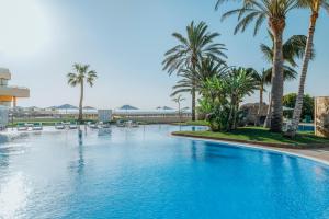 Bazén v ubytování Iberostar Waves Playa Gaviotas All Inclusive nebo v jeho okolí