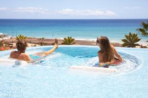 Bazén v ubytování Iberostar Waves Playa Gaviotas All Inclusive nebo v jeho okolí