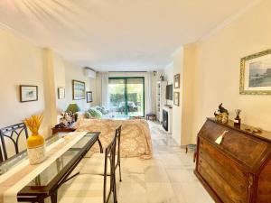 een grote woonkamer met een bed en een tafel bij La Concha - EaW Homes in Marbella