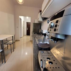 Kuchyň nebo kuchyňský kout v ubytování Apartament Tuwima