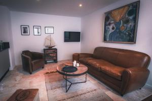 Televízia a/alebo spoločenská miestnosť v ubytovaní Appartement avec cour privée Centre ville Classé 4 étoiles Remparts 1