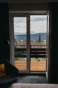 Habitación con vistas a un tren a través de una ventana en OREA Hotel Špičák Šumava en Železná Ruda