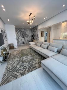 a living room with couches and a rug at Sunset Lake Apartments - Mamaia Nord in Mamaia