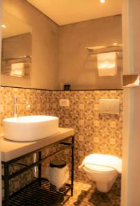 een badkamer met een wastafel en een toilet bij Haifa Peak in Haifa