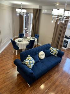 阿拉木圖的住宿－Apartments in the Babylon residential complex，客厅配有蓝色的沙发和桌子