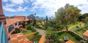 uma vista aérea de um jardim com flores e árvores em Quinta Splendida Wellness & Botanical Garden no Caniço