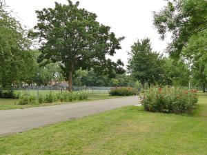 Una strada in un parco con un mazzo di fiori di *12PR* Setup for your most relaxed & amazing stay + Free Parking + Free Fast WiFi * a Beeston Hill