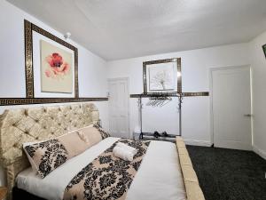 una camera con un grande letto di *12PR* Setup for your most relaxed & amazing stay + Free Parking + Free Fast WiFi * a Beeston Hill