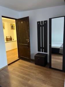 een lege kamer met een deur en een spiegel bij Casa Someseana in Gîlgău