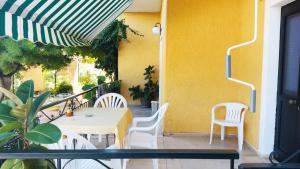 Rõdu või terrass majutusasutuses Hotel Helios Splendid