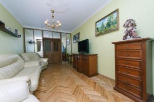 キーウにあるApartment on Volodymirska 73 streetのリビングルーム(白いソファ、テレビ付)