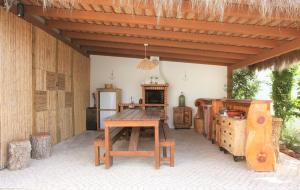 patio con mesa de madera y cocina con fogones en The White Villa by The Getaway Collection, en Carvalhal