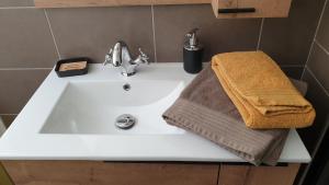 lavamanos con toalla y grifo en Le Loft Vintage Epernay avec Netflix, Vélos, Parking gratuit, en Épernay