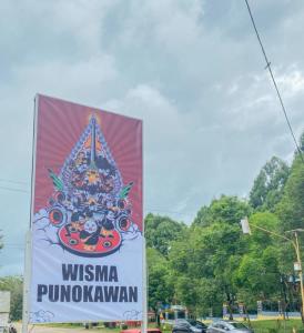 a sign for the wissma pompawawaan at Homestay Punokawan Puncak Indah Kota Malili Mitra RedDoorz in Malili