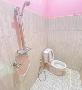 een badkamer met een douche en een toilet. bij Homestay Punokawan Puncak Indah Kota Malili Mitra RedDoorz in Malili