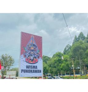 een teken voor een pomona pomkinkinkinkin op straat bij Homestay Punokawan Puncak Indah Kota Malili Mitra RedDoorz in Malili