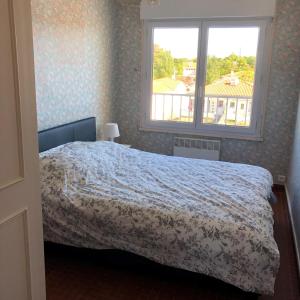 - une chambre avec un lit et une grande fenêtre dans l'établissement ST JEAN DE MONTS - VUE MER - 2 Chambres, à Saint-Jean-de-Monts