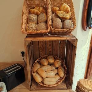 Ein paar Brote in Körben auf einem Regal. in der Unterkunft B&B Talstation in Hörselberg-Hainich