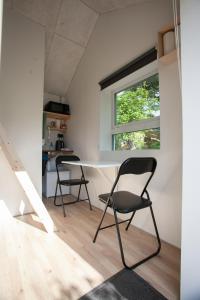 een kamer met 2 stoelen en een tafel in een huis bij Tórshavn Apartment - City Center in Tórshavn