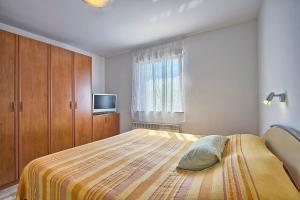 Un dormitorio con una cama grande y un televisor. en Villa MAGGIE, en Šišan 14 fotos más