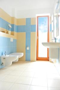 uma casa de banho com 2 lavatórios e 2 WC em Penzion Trnka em Potštejn