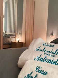 1 dormitorio con 1 cama con toalla blanca en Casa Antonietta, en San Paolo Bel Sito