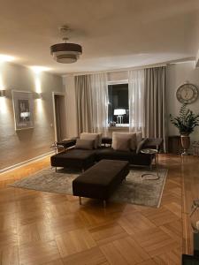 sala de estar con sofá y mesa en Idyllische Stadtwohnung im Grünen, en Siegen