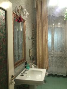 un bagno con lavandino, specchio e finestra di B&B Alle Piscine Verona a Verona