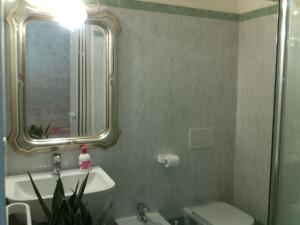 bagno con lavandino, specchio e servizi igienici di B&B Alle Piscine Verona a Verona