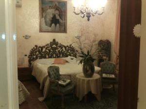 una camera con letto, tavolo e sedie di B&B Alle Piscine Verona a Verona