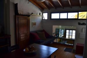 ein Wohnzimmer mit einem Sofa und einem Tisch in der Unterkunft El Quinto Pino - El Estudio in Las Indias