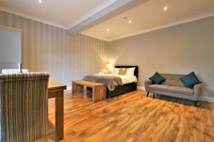 En eller flere senge i et værelse på Signature - Linden Cottage Room 1