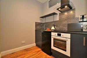 Køkken eller tekøkken på Signature - Linden Cottage Room 1